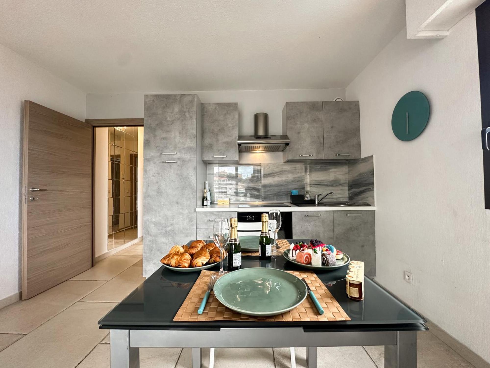 Luxurious 3 Rooms, Pool, Bnbrickeys โบโซเลย ภายนอก รูปภาพ